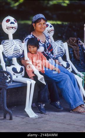 Messico, Queretaro. Dia de los Muertos (il giorno dei morti) madre e bambino con scheletri per la giornata di tutta l'anima. Foto Stock