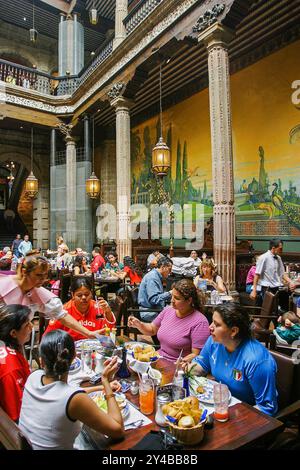 CITTÀ DEL MESSICO, MESSICO - . Ristorante in edificio storico Casa de los Azulejos o 'Casa delle piastrelle' è un palazzo del 18th-secolo a Città del Messico, costruito da t Foto Stock