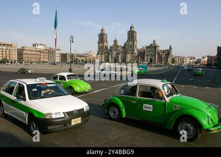 Messico - Green Volkswagen Beetle taxi nel Zocalo di fronte alla Cattedrale Metropolitana di Città del Messico. Foto Stock