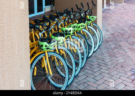 San Juan, Porto Rico - 20 aprile 2017: Una flotta di biciclette condivise allineate sulla strada della città. Foto Stock