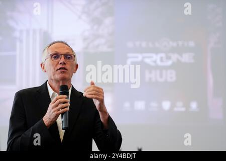 Torino, Italia. 17 settembre 2024. Carlos Tavares, Amministratore delegato di Stellantis, all'inaugurazione dell'Hub globale dei veicoli commerciali a Mirafiori (Torino) Italia. 17 settembre 2024. (Foto di Fabio Ferrari/LaPresse) Carlos Tavares, CEO di Stellantis, durante l'inaugurazione di Stellantis ProOne Hub a Torino. 17 settembre 2024. (Foto di Fabio Ferrari/LaPresse) credito: LaPresse/Alamy Live News Foto Stock