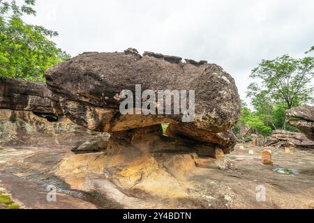 Insolita grande formazione rocciosa che si accumula al Phu Phra Bat Historical Park, Udon Thani, Thailandia. Foto Stock