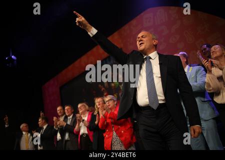 Brighton, Regno Unito. 17 settembre 2024. Immagine © concessa in licenza a Parsons Media. 17/09/2024. Brighton, Regno Unito. Sir ed Davey si rivolge alla Conferenza dei Liberal Democratici. Il leader dei Liberal Democratici Sir ed Davey tiene il suo discorso di apertura nell'ultimo giorno della Conferenza dei Liberal Democratici a Brighton foto di Ryan Jenkinson/Parsons Media Credit: andrew parsons/Alamy Live News Foto Stock