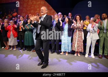 Brighton, Regno Unito. 17 settembre 2024. Immagine © concessa in licenza a Parsons Media. 17/09/2024. Brighton, Regno Unito. Sir ed Davey si rivolge alla Conferenza dei Liberal Democratici. Il leader dei Liberal Democratici Sir ed Davey tiene il suo discorso di apertura nell'ultimo giorno della Conferenza dei Liberal Democratici a Brighton foto di Ryan Jenkinson/Parsons Media Credit: andrew parsons/Alamy Live News Foto Stock