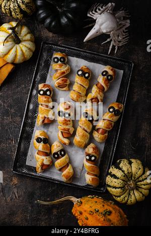 Cibo di Halloween. Ssalsiccia in forma di mummie Foto Stock