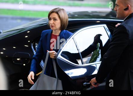 Chisinau, Moldavia. 17 settembre 2024. Maia Sandu, Presidente della Repubblica di Moldavia, esce dalla sua limousine, accompagnata da una guardia del corpo, prima di un incontro alla residenza statale moldava. Crediti: Bernd von Jutrczenka/dpa/Alamy Live News Foto Stock