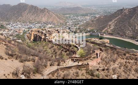 La strada tortuosa conduce allo storico forte di amer e al lago di maota, come si vede dal forte di jaigarh Foto Stock