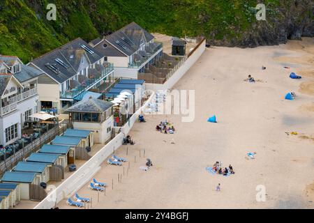 Una vista aerea delle capanne sulla spiaggia e delle sistemazioni per le vacanze al Lusty Glaze a Newquay in Cornovaglia nel Regno Unito Foto Stock