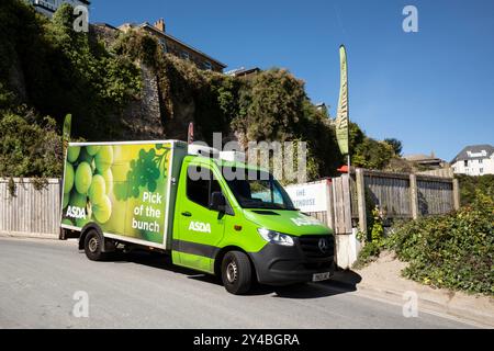 Un furgone ASDA parcheggiato su una strada a Newquay in Cornovaglia nel Regno Unito Foto Stock