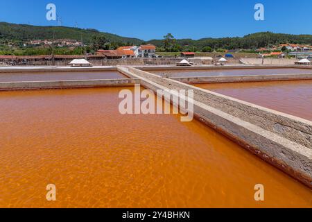 Rio Maior, Portogallo: 7 luglio 2024: Fonte da Bica Salt Flats, alias Salinas de Rio Maior, sistema di compartimenti d'acqua poco profondi e grondaie per sale extra Foto Stock