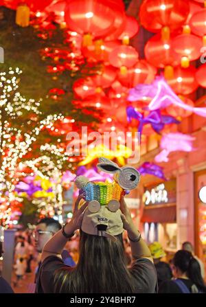 Hong Kong, Cina. 17 settembre 2024. Le persone posano per le foto con lanterne rosse durante il Mid-Autumn Festival di Hong Kong, Cina meridionale, 17 settembre 2024. Crediti: Chen Duo/Xinhua/Alamy Live News Foto Stock