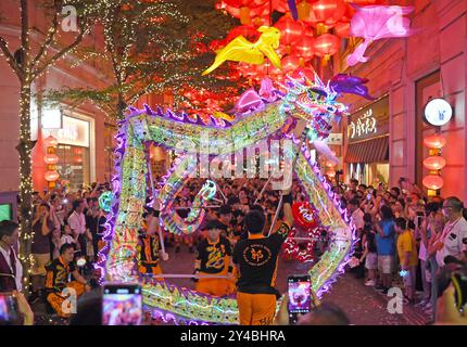 Hong Kong, Cina. 17 settembre 2024. La gente guarda un drago danzare durante il Mid-Autumn Festival a Hong Kong, Cina meridionale, 17 settembre 2024. Crediti: Chen Duo/Xinhua/Alamy Live News Foto Stock