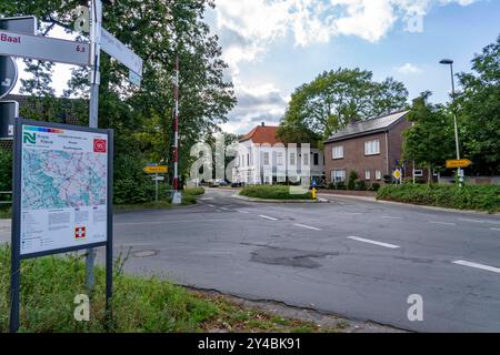 Grüne Grenze, Grenzübergang Siebengewald-Gaesdonck, südlich von Goch, ohne Kontrollen, zwischen den Niederlanden und Deutschland, alter, restaurierter Schlagbaum, Gebäude in den Niederlanden, NRW, Deutschland D NL Grenze *** frontiera verde, valico di frontiera Siebengewald Gaesdonck, a sud di Goch, senza controlli, tra Paesi Bassi e Germania Foto Stock