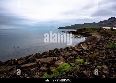 Fiordo islandese tra le montagne coperte dall'oceano a Borgarfjordur Eystri nell'Islanda orientale Foto Stock