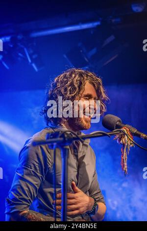 Dom Martin live sul palco a Rockhouse Salzburg con Ben Graham e Aaron Mc Laughlin Salzburg Rockhouse Salzburg Austria Foto Stock