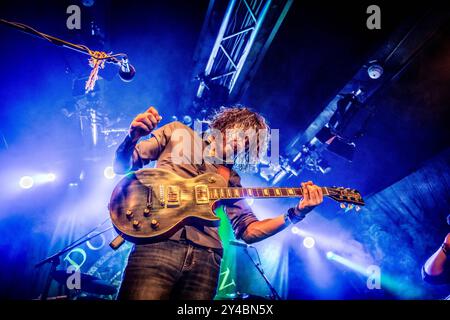 Dom Martin live sul palco a Rockhouse Salzburg con Ben Graham e Aaron Mc Laughlin Salzburg Rockhouse Salzburg Austria Foto Stock