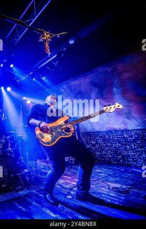 Dom Martin live sul palco a Rockhouse Salzburg con Ben Graham e Aaron Mc Laughlin Salzburg Rockhouse Salzburg Austria Foto Stock