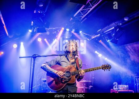 Dom Martin live sul palco a Rockhouse Salzburg con Ben Graham e Aaron Mc Laughlin Salzburg Rockhouse Salzburg Austria Foto Stock