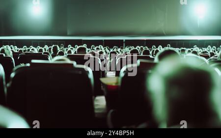 Sala cinematografica, vista del pubblico verso lo schermo. Presentazione nella sala conferenze Foto Stock