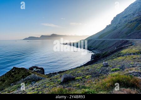 Fiordo islandese tra le montagne coperte dall'oceano a Borgarfjordur Eystri nell'Islanda orientale Foto Stock