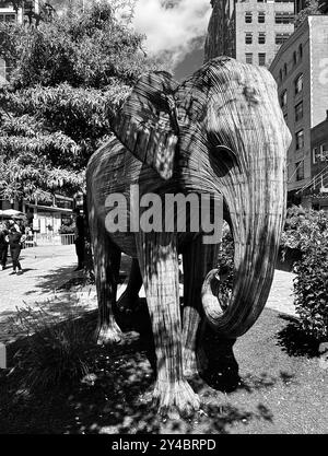 9/8/24, New York, New York, Stati Uniti “The Great Elephant Migration”, una mostra itinerante di arte pubblica di 100 sculture a grandezza naturale di elefanti indiani in mostra lungo il Meat Packing District fino al 20 ottobre 2024. Coexistence Collective, una comunità di 200 artigiani indigeni in collaborazione con la ONG Elephant Family USA. Le vendite di queste sculture vanno a beneficio delle ONG di conservazione di tutto il mondo che sostengono la coesistenza di animali selvatici e umani; i prezzi variano da $ 8.000 per un bambino fino a $ 22.000 per un toro con zanne. New York, domenica 8 settembre 2024. Crediti: Jennifer Graylock- Foto Stock