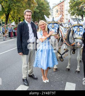 Ministerpräsident Markus Söder Soeder mit Frau Karin in der Kutsche beim Trachten - und Schützen - Umzug in München / Datum: 22.09.2019 / *** il primo ministro Markus Söder Soeder con la moglie Karin nella carrozza della parata Trachten und Schützen a Monaco di Baviera Data 22 09 2019 Foto Stock