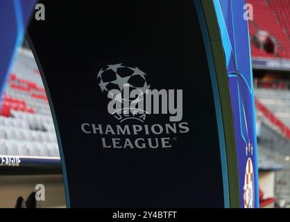 München, Deutschland 17. Settembre 2024: Fussball, Herren, Champions League, Saison 2024/2025, FC Bayern München - GNK Dinamo Zagabria, Allianz Arena, 1.Spieltag Hier der Torbogen mit dem Schriftzug UEFA Champions League, Logo, Symbolbild Foto Stock