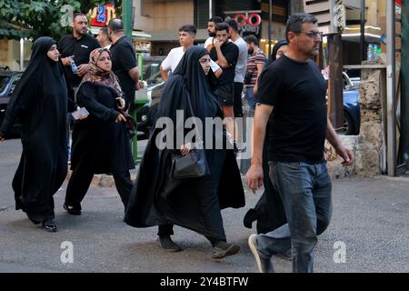 Beirut, Libano. 17 settembre 2024. Le donne arrivano all'ospedale dell'American University per controllare i loro amici e familiari. Otto persone sono state uccise e circa 2.750 feriti in sospette esplosioni coordinate di dispositivi di telecomunicazione portatili in tutto il Libano, ha detto il ministro della sanità Firas Abiad durante una conferenza stampa a Beirut il 17 settembre. Crediti: Marwan Naamani/dpa/Alamy Live News Foto Stock