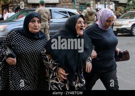 Beirut, Libano. 17 settembre 2024. Le donne arrivano all'ospedale dell'American University per controllare i loro amici e familiari. Otto persone sono state uccise e circa 2.750 feriti in sospette esplosioni coordinate di dispositivi di telecomunicazione portatili in tutto il Libano, ha detto il ministro della sanità Firas Abiad durante una conferenza stampa a Beirut il 17 settembre. Crediti: Marwan Naamani/dpa/Alamy Live News Foto Stock