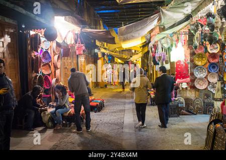 Rabat, Marocco, 24 aprile 2015, gli acquirenti esplorano le bancarelle colorate nella Medina di Rabat, godendo dell'artigianato locale e dell'atmosfera vivace come set serali Foto Stock