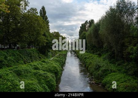 Riflessi naturali nel fiume Senne, Anderlecht, Bruxelles capitale, Belgio Foto Stock