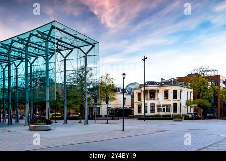 Architettura moderna e antica nel centro di Leeuwarden, Frisia, Paesi Bassi Foto Stock