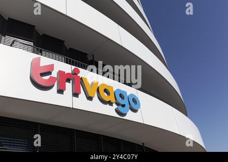 Sede centrale del motore di ricerca trivago, lettere sull'edificio, Duesseldorf Media Harbour, Duesseldorf, Renania settentrionale-Vestfalia, Germania, E Foto Stock