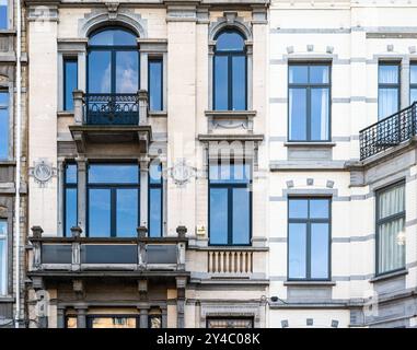 Etterbeek, Bruxelles, Belgio, SEP 14, 2024 - dettaglio dei balconi del blocco di appartamenti Foto Stock