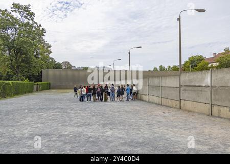 Memoriale del muro di Berlino, vista e ricordo della divisione del muro di Berlino e delle vittime al confine. Bordo originale conservato su BE Foto Stock