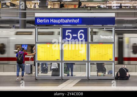 Stazione centrale di Berlino, banchina con banchina, insegna della stazione e GHIACCIO. Berlino, Germania, Europa Foto Stock