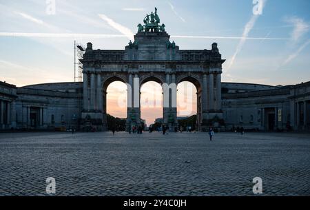 Etterbeek, Bruxelles, Belgio, 14 settembre 2024 - il cinquantenaire Jubelpark con gli archi del trionfo Foto Stock