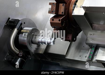 Processo di produzione su tornio CNC primo piano. Messa a fuoco selettiva. Foto Stock