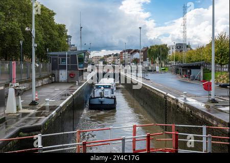 Molenbeek, Bruxelles capitale, Belgio, 13 settembre 2024 - nave da carico presso la chiusa di Molenbeek Foto Stock