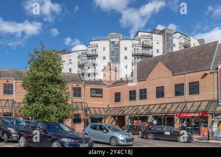 Blocco di appartamenti in Woolmonger Street, con vista da un parcheggio nel centro città con cieli blu alle spalle, Northampton, Inghilterra, Regno Unito. Foto Stock