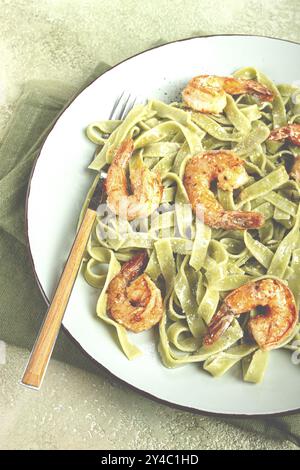 Tagliatelle con spinaci, in salsa panna, con gamberi, fatti in casa, senza persone Foto Stock