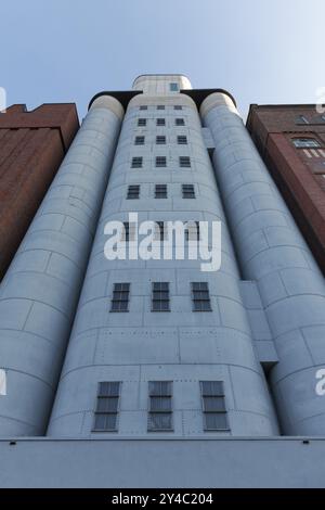 Silo in acciaio tra edifici in mattoni, Museo Kueppersmuehle fuer moderne Kunst, MKM, ex mulino per farine, porto interno di Duisburg, Duisburg, Renania settentrionale-We Foto Stock