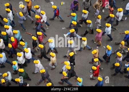 Dacca, Bangladesh. 17 settembre 2024. Una massiccia manifestazione è stata organizzata dal Partito nazionalista del Bangladesh (BNP) per celebrare la giornata internazionale della democrazia. Durante questo evento, una grande folla si è riunita, e sono stati esposti in modo prominente slogan con i nomi del presidente del BNP K. Zia e del segretario generale Rahman. (Credit Image: © Rubel Karmaker/ZUMA Press Wire) SOLO PER USO EDITORIALE! Non per USO commerciale! Foto Stock