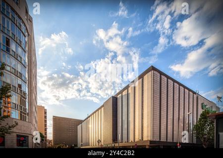 Siviglia, Spagna, settembre 30 2009, il suggestivo edificio El Corte Ingles si erge nel quartiere Nervion, mostrando un design moderno contro un cielo vibrante in S. Foto Stock