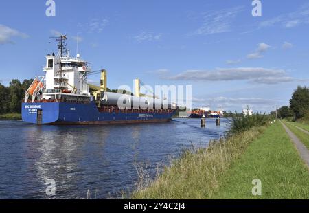 Nave da carico e nave portacontainer si incontrano nel canale di Kiel, nel canale di Kiel, in una nave di schieramento, Schleswig-Holstein, Germania, Europa Foto Stock