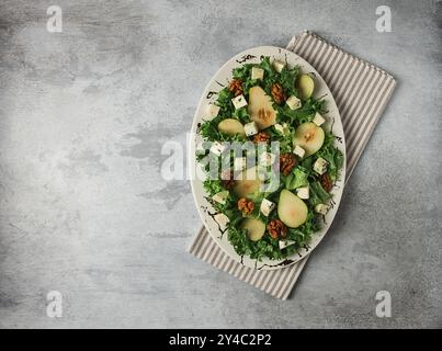 Insalata di Keto, pera con formaggio blu e noci, concentrazione selettiva, nessuna gente, primo piano Foto Stock