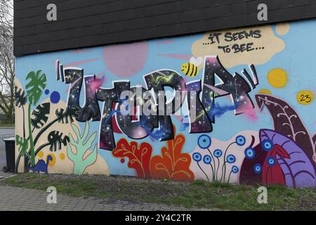 Graffiti con piante e api colorate, motto utopia, desiderio di natura incontaminata, conservazione della natura, Duisburg, Renania settentrionale-Vestfalia, Germania, euro Foto Stock