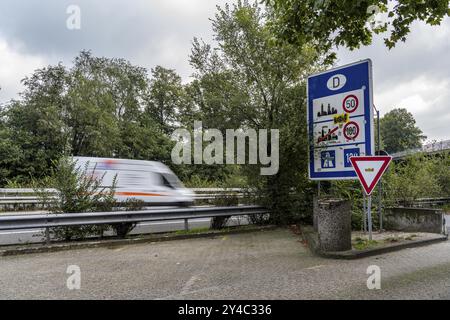 Il valico di frontiera di Straelen, tra Germania e Paesi Bassi, le autostrade A40 e A67 nei Paesi Bassi, primo giorno di maggiori controlli alle frontiere contro l'irregula Foto Stock