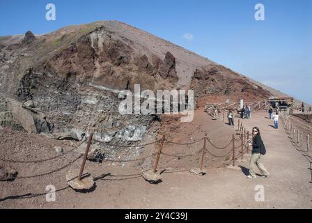 Turisti su un sentiero lungo il bordo del cratere, Vesuvio, vicino a Napoli, Parco Nazionale del Vesuvio, Campania, Italia, Europa Foto Stock