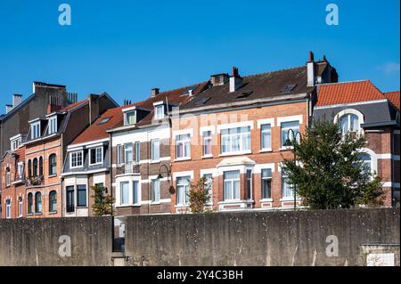 Laeken, Bruxelles, Belgio 15 settembre 2024 - facciate di appartamenti residenziali in piazza Bockstael Foto Stock